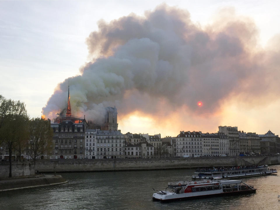 El fuego devora la catedral de Notre Dame de París