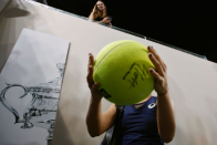 <p>Die Australierin Darja Gawrilowa verteilt Autogramme. Zuvor hat sie in der ersten Runde des Dameneinzels beim Australian-Open-Tennisturnier gegen die Britin Naomi Broady gewonnen. (Bild: Issei Kato/Reuters) </p>