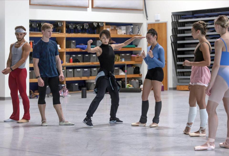 El viernes 17 de abril, la coreógrafa Claudia Schreier, en el centro, instruye a los bailarines durante el ensayo de su ballet de estreno con los miembros del Miami City Ballet en sus estudios de Miami Beach.