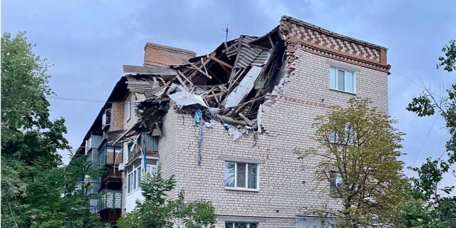 Enemy shells destroyed the apartments of Nikopol residents, there may be people under the rubble