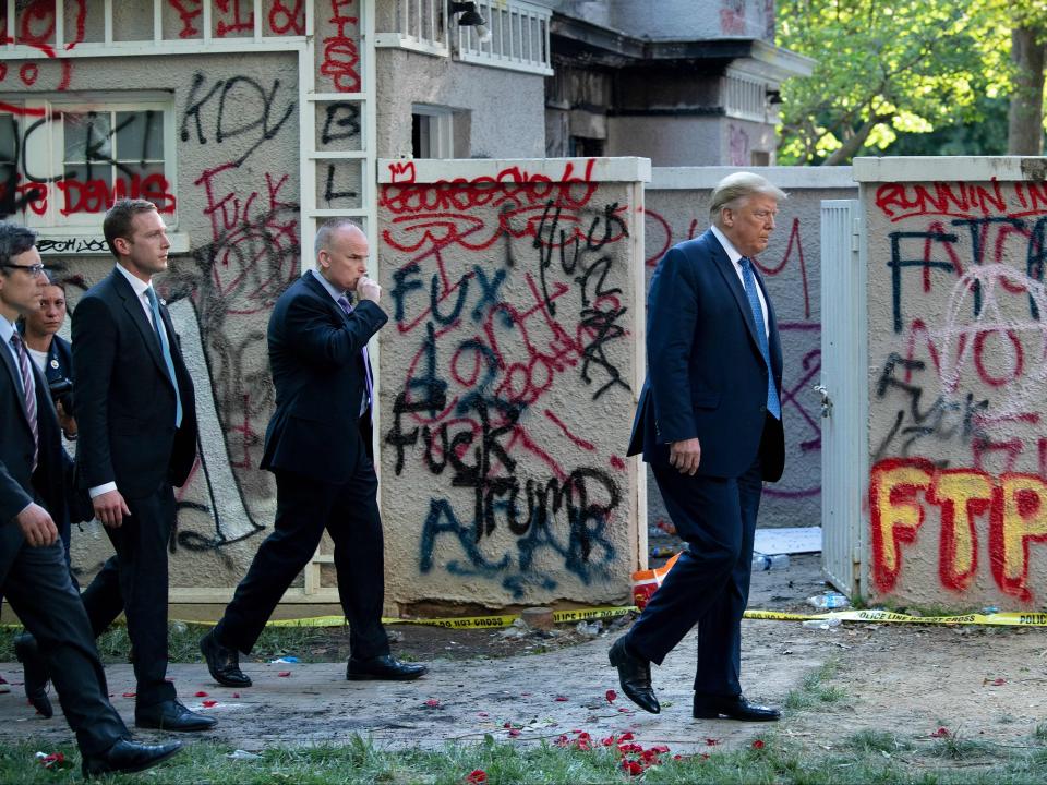 Donald Trump regresa a la Casa Blanca escoltado por el Servicio Secreto después de aparecer frente a la iglesia episcopal de San Juan el 1 de junio de 2020. (AFP via Getty Images)