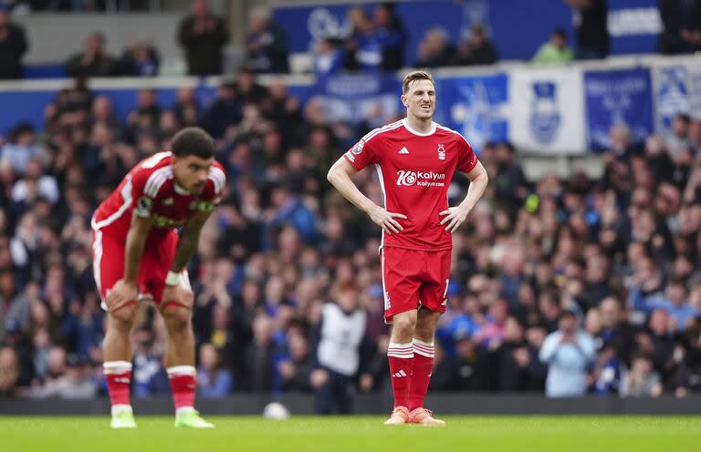 Los jugadores de Nottingham Forest Chris Wood y Morgan Gibbs-White, pura decepción luego de la derrota ante Everton,un partido por la lucha por evitar el descenso en la Premier League