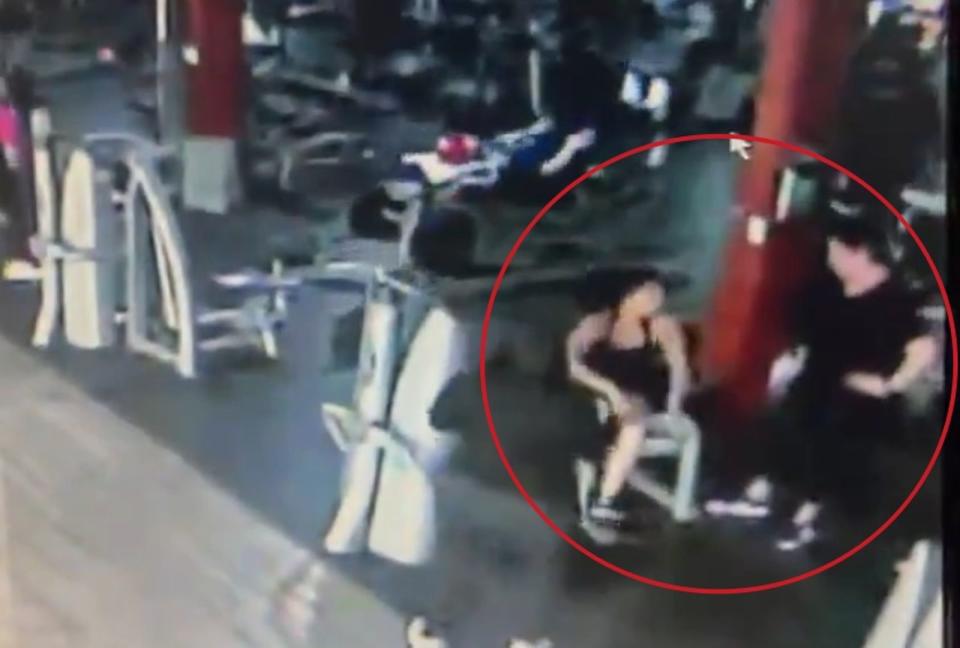墨西哥一家健身房，兩女為「搶器材」爆發衝突。（翻攝自X）