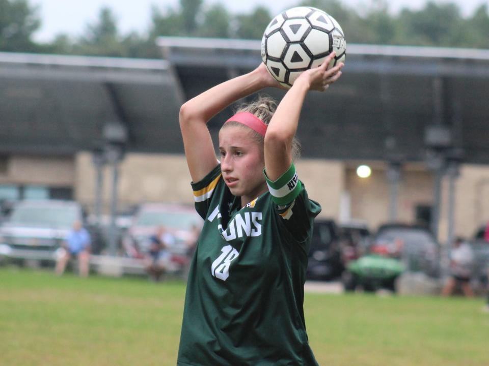 Dighton-Rehoboth's Sarah Ranley makes a throw in during a game against Apponequet.