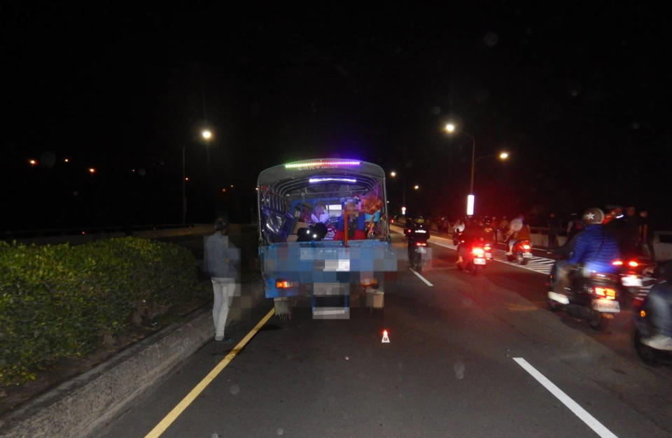 大甲鎮瀾宮2輛小貨車22日凌晨行經台中市清水區時，廟內吳姓志工疑不慎從前車車斗上跌落車道，遭後車撞上傷重不治。（圖／警方提供）
