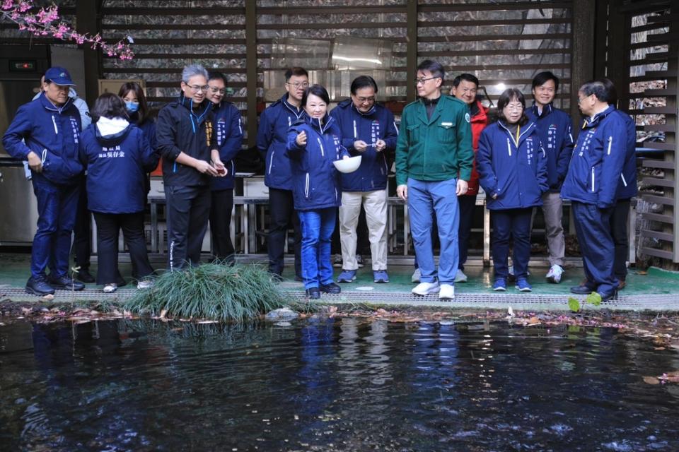 《圖說》市府團隊視察雪霸國家公園台灣櫻花鉤吻鮭種源庫。