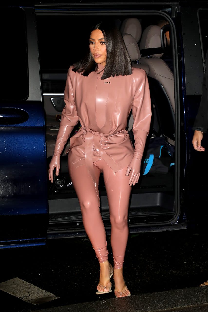 Kim Kardashian 穿上Balmain 2020秋冬系列造型。