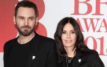 Hits schreiben und junge Mädchen vor Begeisterung kreischen lassen - das kann Ed Sheeran. Amors Helfer spielen? Gerne auch das: "Friends"-Star Courteney Cox traf ihren heutigen Verlobten, den Snow-Patrol-Gitarristen Johnny McDaid, dank ihres gemeinsamen Bekannten Ed Sheeran. (Bild: John Phillips/Getty Images)