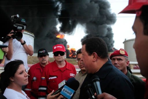 El presidente de Venezuela, Hugo Chávez, conversa con los periodistas en Punto Fijo