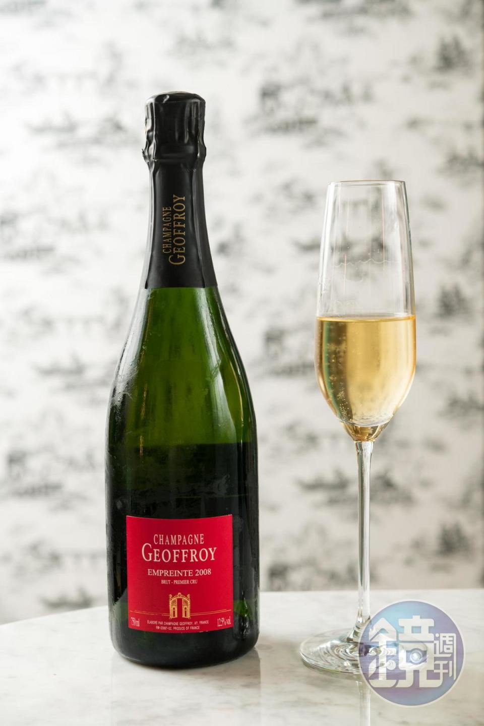 酸脆的「René Geoffroy, Premier Cru Empreinte Brut」散發像李子的紅色水果香氣，口感鮮活。（酒堡，3,200元／瓶）