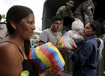 A woman receives donations from volunteers in Manta, after an earthquake struck off Ecuador's Pacific coast, April 21, 2016. REUTERS/Henry Romero