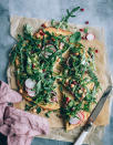 <p>On opte pour une pâte à base de farine de pois chiche pour une pizza sans gluten.</p><p>Découvrir la recette <a href="https://www.theawesomegreen.com/chickpea-crust-pizza-with-greens-galore/" rel="nofollow noopener" target="_blank" data-ylk="slk:ici;elm:context_link;itc:0;sec:content-canvas" class="link ">ici</a></p><br>