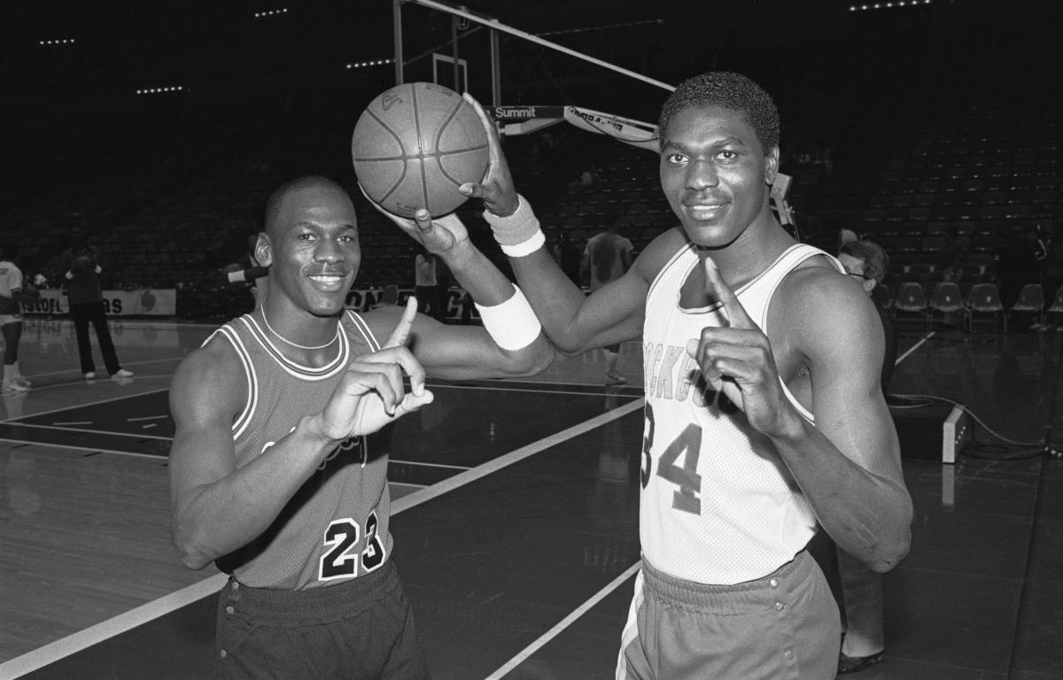 MJ and YaoMing  Michael jordan basketball, Michael jordan, Nba