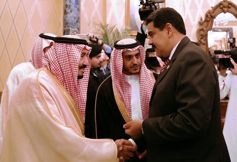 Venezuelan President Nicolas Maduro (R) meets with the King of Saudi Arabia Salman bin Abdulaziz during his visit to the Saudi Royal Palace in Riyadh on October 23, 2016