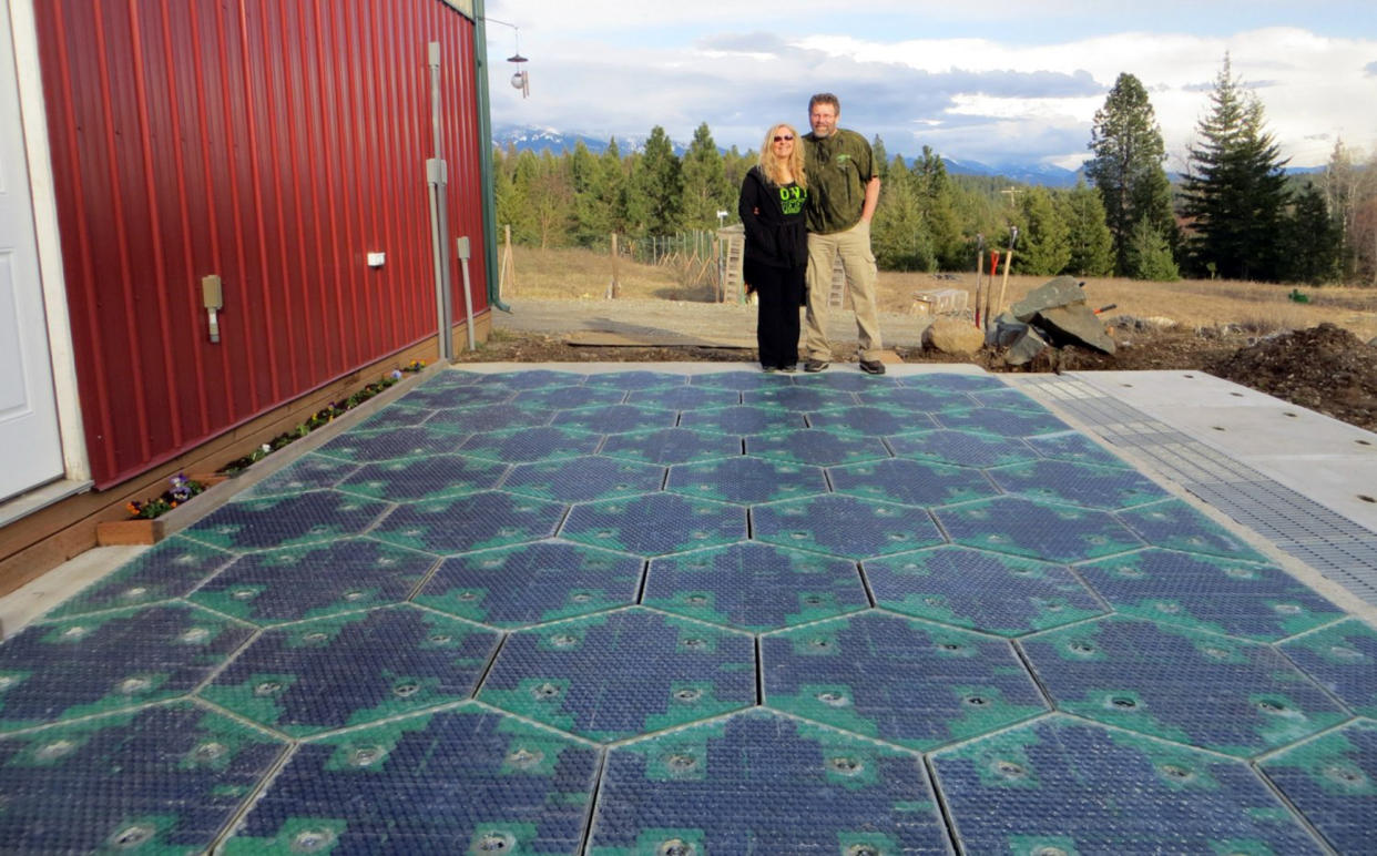 Imagen de mayo de 2014 facilitada por Scott and Julie Brusaw. Ante ellos un prototipo de aparcamiento construido en Sandpoint, Idaho. (Fuente: AP/Solar Roadways)