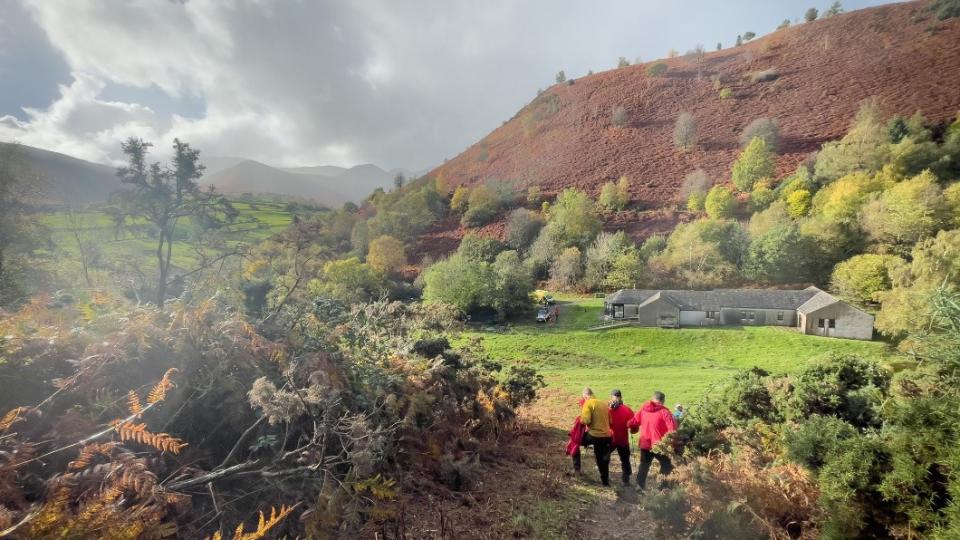 救難隊於英國湖區山上進行搜救任務。（圖／翻攝自Keswick Mountain Rescue Team 臉書）