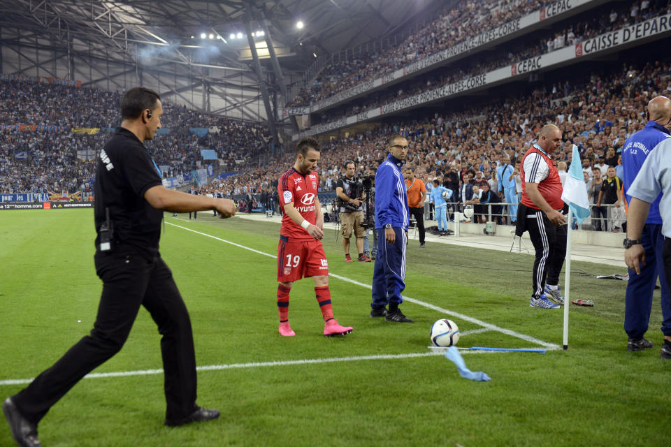 Si l’on vous parle de retour houleux au Vélodrome, le nom de Mathieu Valbuena est celui qui vient instantanément en tête. Après 8 saisons à Marseille, Petit Vélo fait son retour au Vélodrome en septembre 2015… sous le maillot de l’OL. L’ex-international français n'a pas été simplement accueilli par une nuée de sifflets lors de son entrée sur la pelouse pour l'échauffement. Le virage Sud du Vélodrome a en effet sorti une poupée à son effigie pendue au bout d'une corde. 