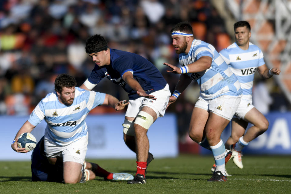 El jugador francés de rugby Hugo Auradou (centro) durante el partido contra Argentina el sábado 6 de julio de 2024, en Mendoza, Argentina. (AP Foto/Gustavo Garello)