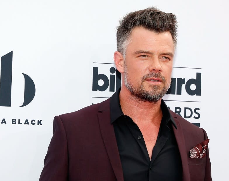 Josh Duhamel photobombed the Cyrus family at the Billboard Music Awards