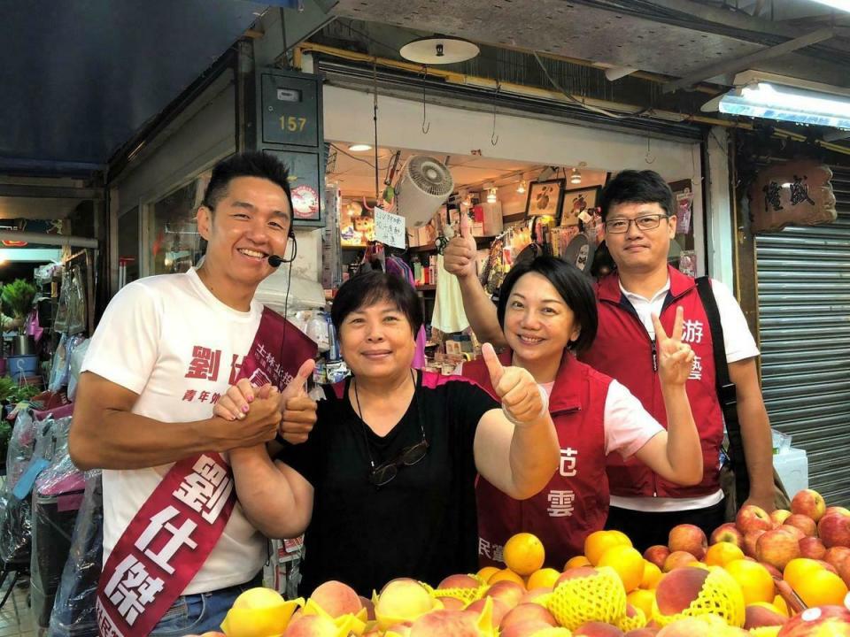 現任民進黨不分區立委范雲為在擔任社民黨召集人時，曾推薦被指控涉及性騷擾的台北市議員參選人劉仕傑一事道歉。圖為2018年選前街訪行程。   圖：翻攝范雲臉書(資料畫面)