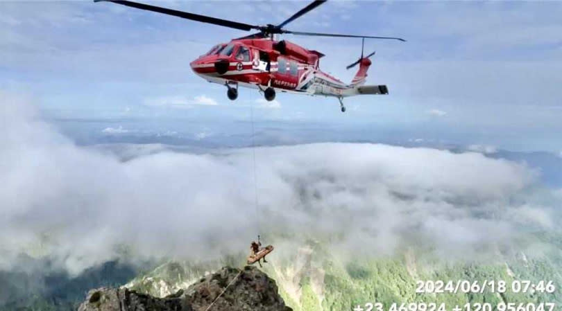 搜救人員動用直昇機救援，講死者吊掛下山。 （ 圖／翻攝畫面）
