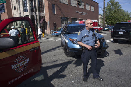 Police and other aid workers standby at Seattle Pacific University after the campus was evacuated due to a shooting in Seattle, Washington June 5, 2014. REUTERS/David Ryder