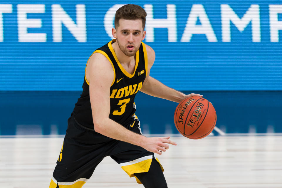 Iowa Hawkeyes guard Jordan Bohannon