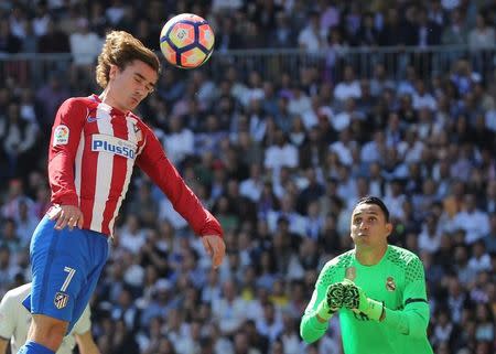 Football Soccer- Spanish La Liga Santander - Real Madrid v Atletico Madrid - Santiago Bernabeu Stadium, Madrid, Spain - 08/04/17 - Atletico Madrid's Antoine Griezmann (L) and Real Madrid's goalkeeper Keylor Navas in action. REUTERS/Sergio Perez -