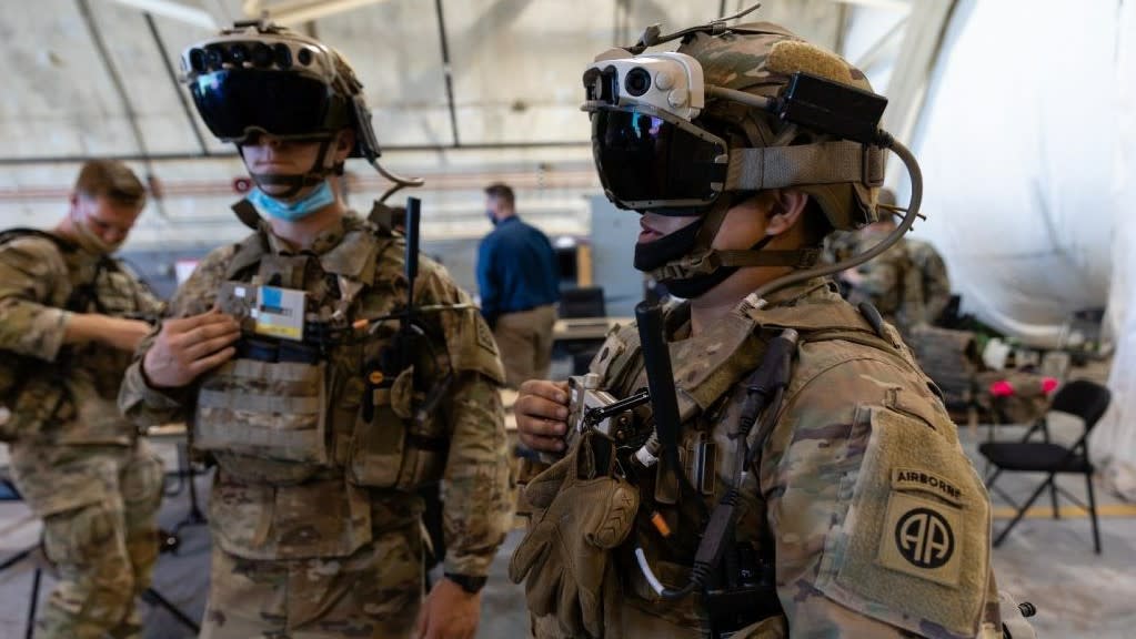  Microsoft HoloLens for Army. 