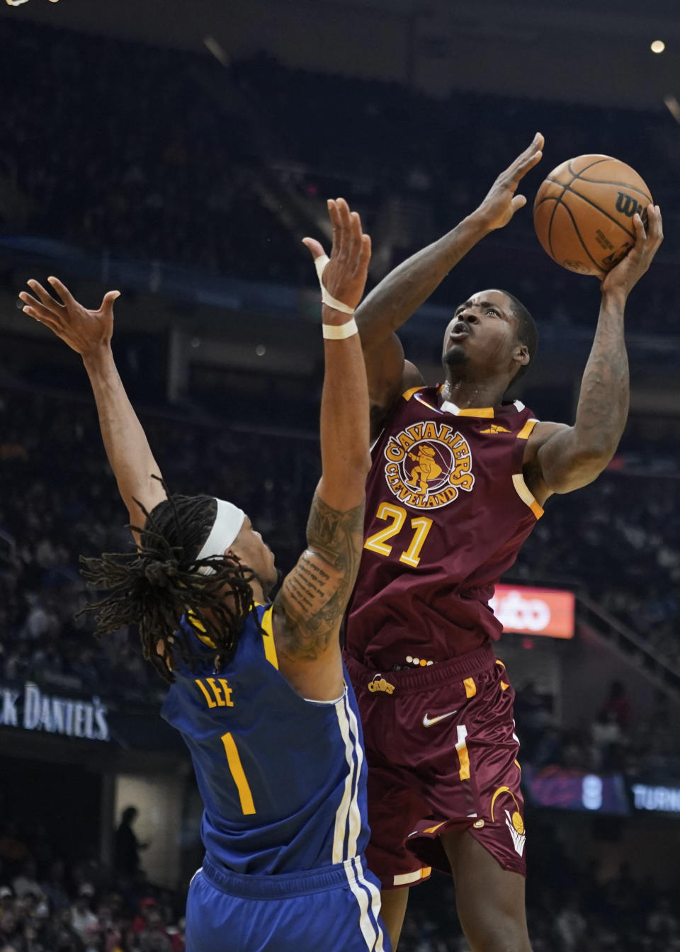 Cleveland Cavaliers' Ed Davis (21) shoots over Golden State Warriors' Damion Lee (1) in the first half of an NBA basketball game, Thursday, Nov. 18, 2021, in Cleveland. (AP Photo/Tony Dejak)