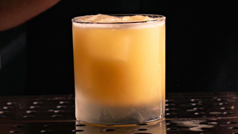 bourbon whiskey sour gold rush cocktail