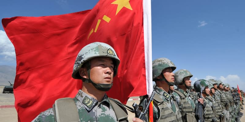 Ein chinesischer Soldat hält während der gemeinsamen Militärübungen „Peace Mission 2016“ der Shanghaier Organisation für Zusammenarbeit (SCO) im Trainingsgebiet Edelweiss in Zentralasien die chinesische Flagge.<span class="copyright">VYACHESLAV OSELEDKO / AFP</span>
