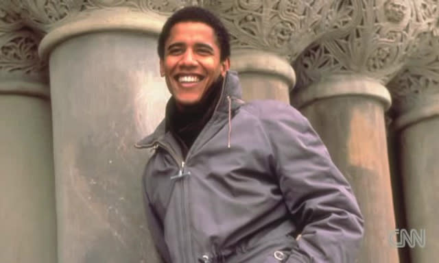 Ein cooler Afro gehörte früher quasi zum guten Ton. Auch Barack Obama trug sein Haupthaar daher in seiner Jugend in dieser schicken Frise. Der Rechtsanwalt studierte unter anderem an der Harvard Law School. Im Januar 2017 übergibt der US-Präsident sein Amt an den Republikaner Donald Trump. (Bild-Copyright: YouTube/CNN)