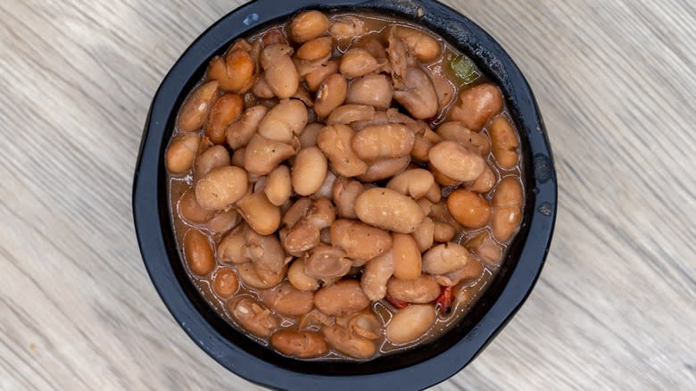 bowl of cooked pinto beans