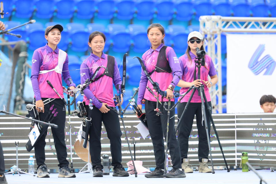 清華大學在全國大專校院運動會射箭反曲弓公開女生組連霸，左起郭紫穎、李彩綺、邱意晴，教練林詩嘉。（113年全國大專校院運動會提供）