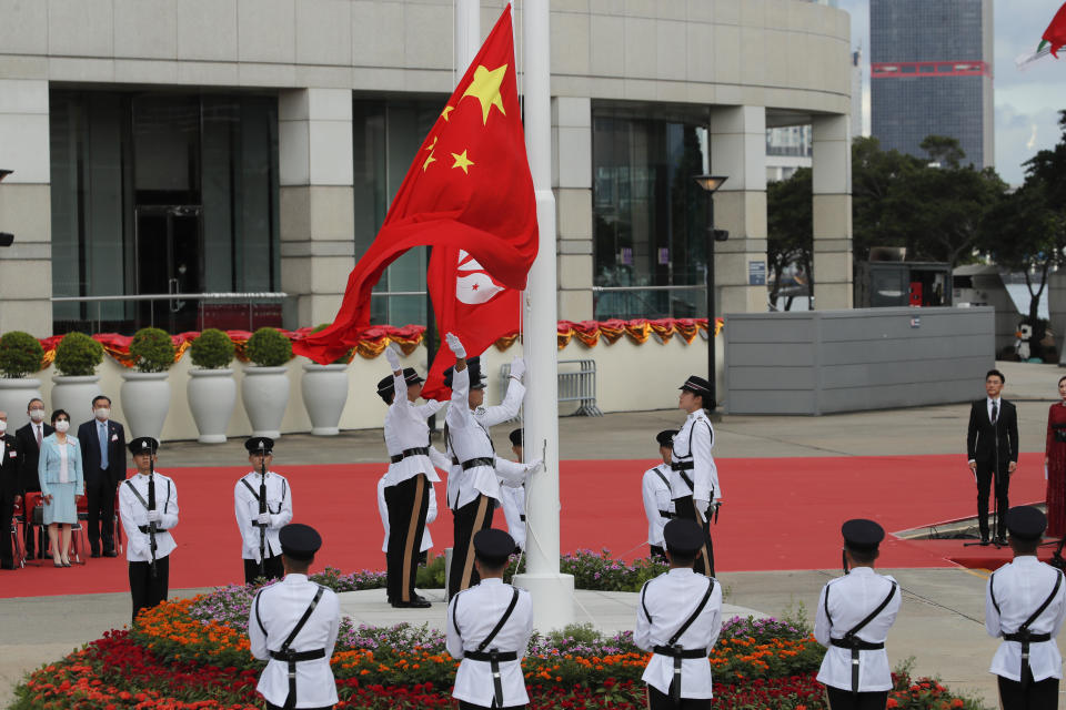 Una ceremonia de izado de bandera en la Plaza Golden Bauhinia conmemora el aniversario de la entrega de Hong Kong a China, en Hong Kong, el 1 de julio de 2020. (AP Foto/Kin Cheung)