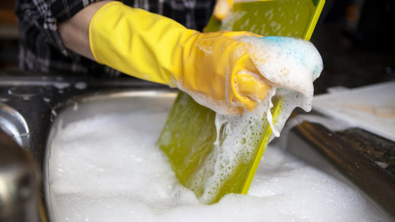 cleaning plastic cutting board