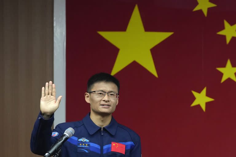 El astronauta chino de la próxima misión Shenzhou-16, Gui Haichao, saluda a los periodistas en una rueda de prensa en el Centro de Lanzamiento de Satélites de Jiuquan, en el noroeste de China, el lunes 29 de mayo de 2023.