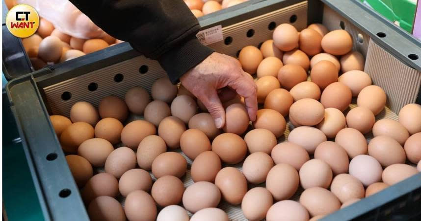 有民眾在傳統市場雜糧行買到壞掉的黑雞蛋，台北市衛生局也介入調查，確定可能只是個案，且為本土雞蛋。（示意圖／CTWANT攝）