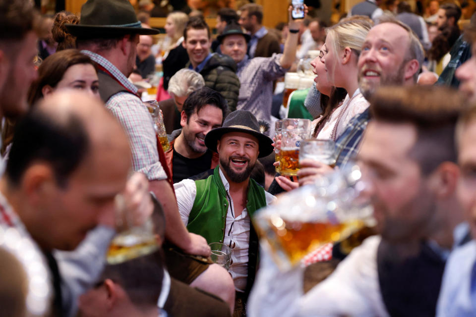 Ab der dritten Maß ist einem vermutlich auch die Abzocke egal. Na dann: Prost! (Bild: REUTERS/Michaela Rehle)