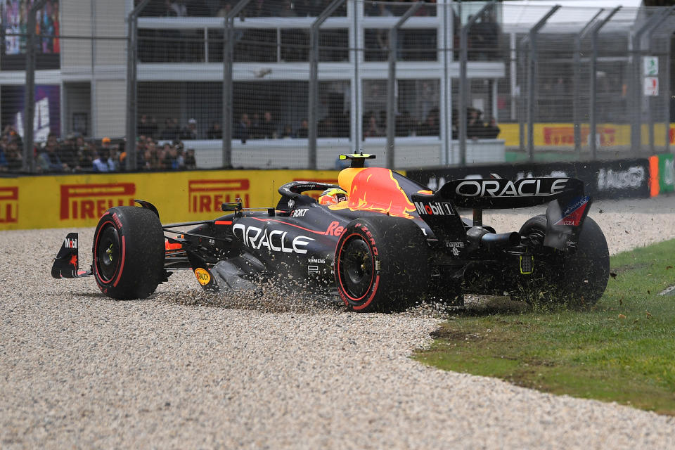 Checo Pérez de Red Bull Racing terminó en la grava.  (Photo by Morgan Hancock/NurPhoto via Getty Images)