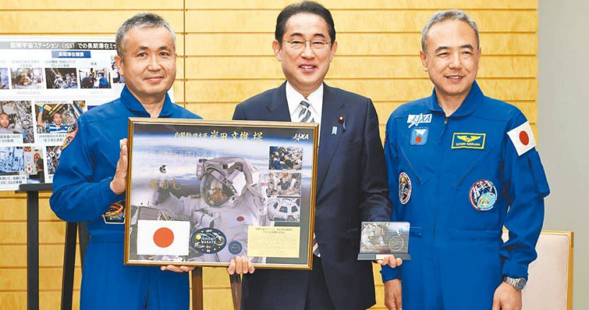 日本媒體報導，日本首相岸田文雄18日將在官邸會見包括台積電在內的海外主要半導體廠商高層主管。圖為岸日文雄（中）17日接見太空人若田光一（左）及古川聰（右）。（圖／摘自日本國首相官邸）