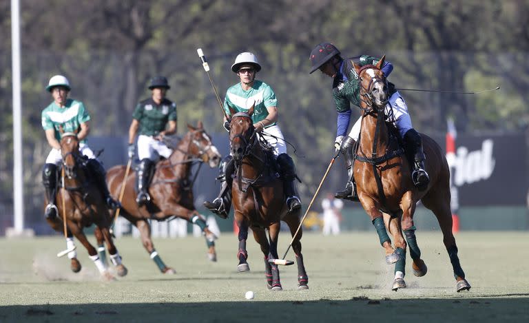 Elizalde maniobra delante de Camilo Castagnola en el partido que volvió finalista de Hurlingham a La Hache; atrás, Bartolomé (h.) Castagnola y Ulloa.