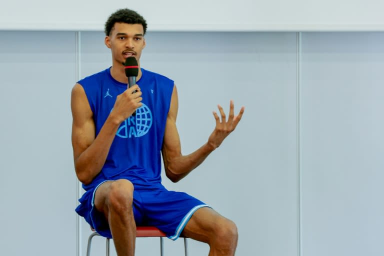 Le basketteur de l'équipe de France Victor Wembanyama, le 27 juin 2024 à Paris. (Geoffroy VAN DER HASSELT)