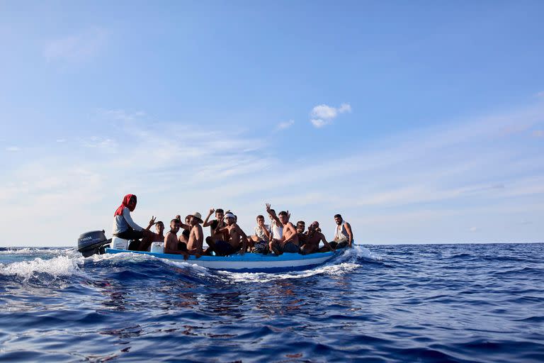 Migrantes procedentes de Chebba (Túnez) viajando en el Mar Mediterráneo en una pequeña barca pesquera en dirección a la isla de Lampedusa, a 8 de septiembre de 2021.