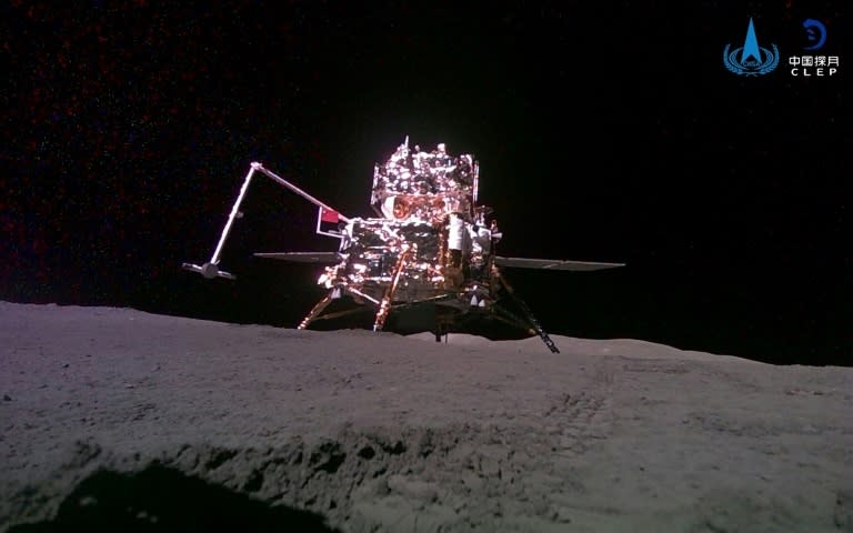 Cette photo prise le 3 juin 2024 et diffusée le 4 juin 2024 par l'agence spatiale chinoise CNSA montre la sonde lunaire chinoise Chang'e-6 après son atterrissage sur la Lune. (Handout)