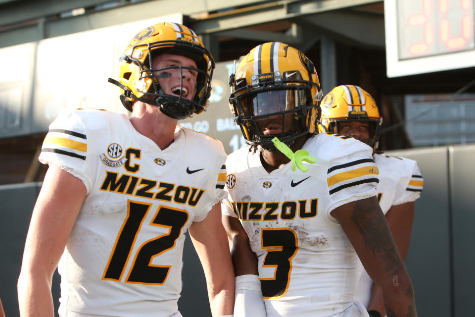 NASHVILLE, TN - SEPTEMBER 30: Missouri Tigers quarterback Brady Cook (12) feliciteert Missouri Tigers brede ontvanger Luther Burden III (3) nadat hij een touchdown scoort tijdens de wedstrijd tussen de Vanderbilt Commodores en de Missouri Tigers op 30 september 2023 in FirstBank Stadium in Nashville, Tennessee. (Foto door Matthew Maxey/Icon Sportswire via Getty Images)