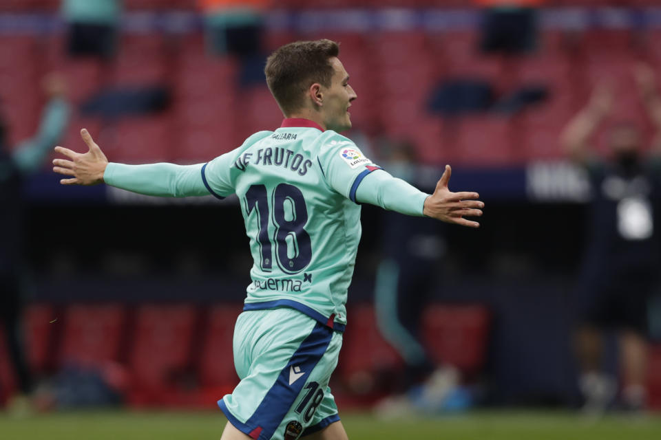 Jorge de Frutos festeja tras conseguir el segundo tanto de Levante ante Atlético de Madrid, en un partido de La Liga española, realizado el sábado 20 de febrero de 2021 (AP Foto/Manu Fernández)