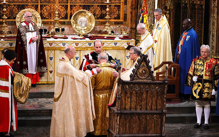 Guillermo de Inglaterra y Carlos III en la ceremonia de coronación 