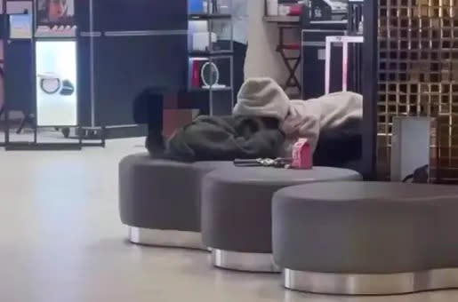 ▲一對年輕男女，竟躺在台茂購物中心賣場中央沙發上，公然做出不雅動作。（圖／翻攝自爆廢公社）